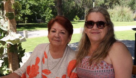  Gloria Bazúa y Lorena Martínez.