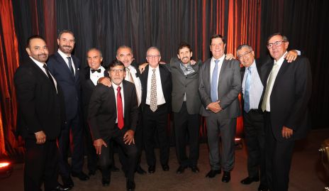  Arturo González con sus amigos.