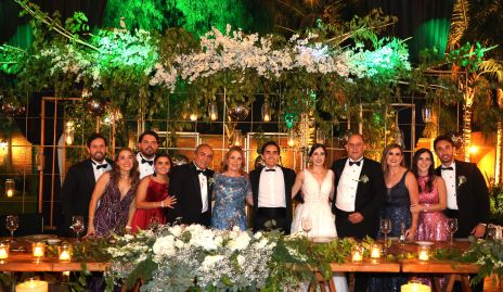  Los novios con sus papás y hermanos.