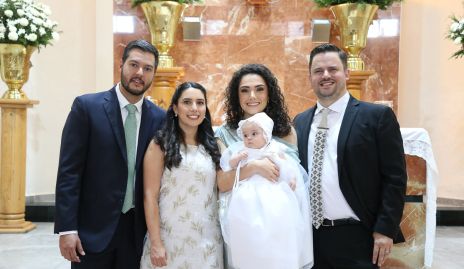 Juan Carlos Magdaleno, Paola Córdova,  Paola Zepeda y Juan Alberto Autrique con Macarena.