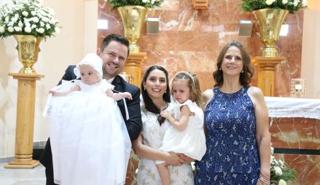  Juan Alberto Autrique, Paola Córdova y Carmen Echeveste con Macarena y Cayetana.
