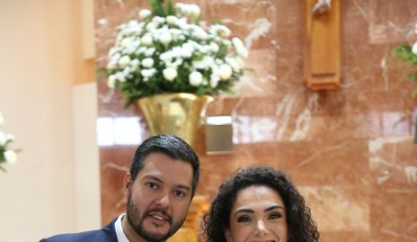  Juan Carlos Magdaleno y Paola Zepeda con su ahijada Macarena.