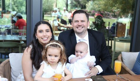  Paola Córdova y Juan Alberto Autrique con sus hijas Cayetana y Macarena .