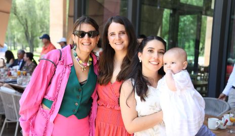  Sofía Cavazos, María Autrique y Paola Córdova con Macarena.