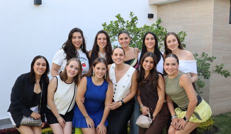  Alejandra Martínez con sus amigas.