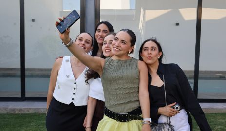  Alejandra Martínez con sus amigas.