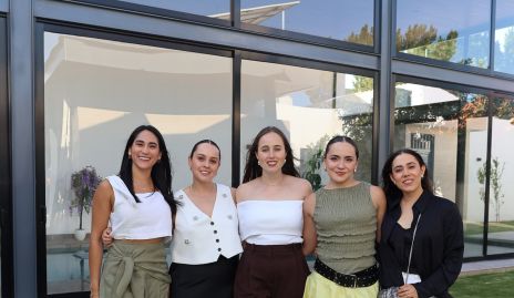  Alejandra Martínez con sus amigas.