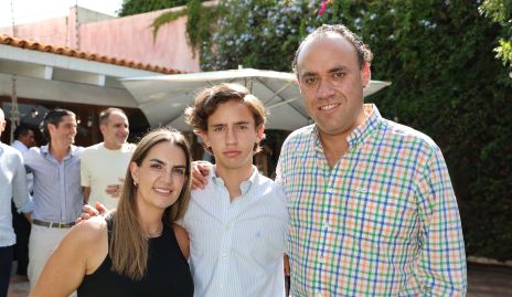  Mari Pepa Muriel y Francisco Torres con su hijo Diego.