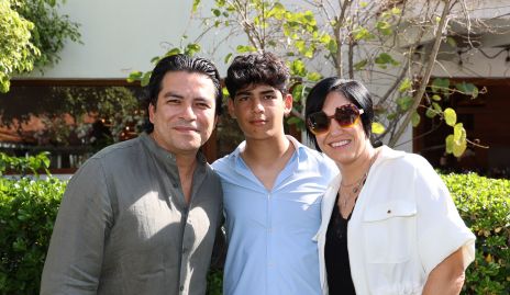  Álvaro Ortiz y Silvia Noriega con su hijo Iker.
