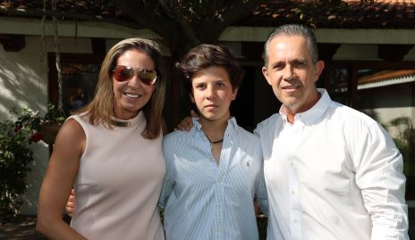  Cecilia Limón y Eduardo Espinosa con su hijo Mateo.