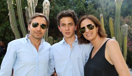  Mateo Conde y Alejandra Güemes con su hijo Mateo.