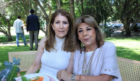  Mónica Hernández y Gaby Enríquez.