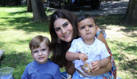  Lu Castelo con sus hijos Diego y Alonso Valdés.