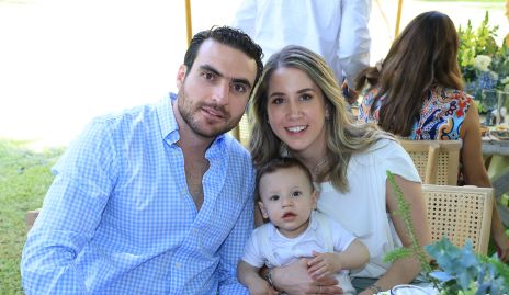 Manuel Saiz y Mónica Torres con su hijo José Manuel.