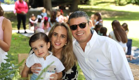  Ángeles Mahbub y Santiago Labastida con su hijo Santi.