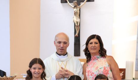  Pbro. Antonio Martínez, Marus Hernández, Isabela, Gaby y Rober Molina.