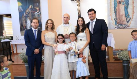  Pablo Torres y Lucía Martín con su ahijada Gaby, Pbro. Antonio Martínez, Sofía Álvarez y Mauricio Labastida con su ahijado Rober.