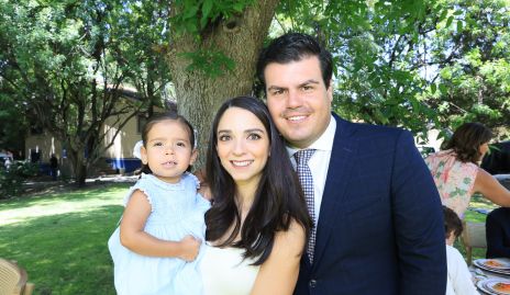  Sofía Álvarez y Mauricio Labastida con su hija  Ana Victoria.