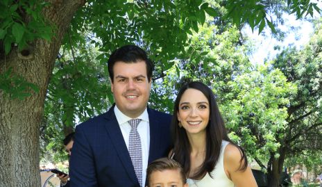  Mauricio Labastida y Sofía Álvarez con su ahijado Rober Molina.