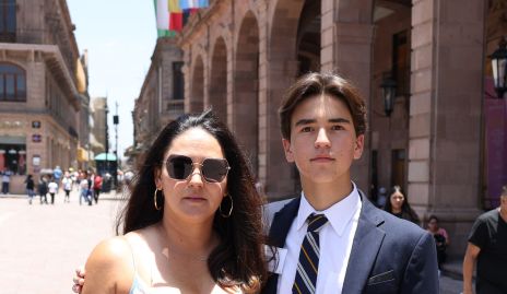  Ana Paula Valdés con su hijo Rodrigo Díaz.