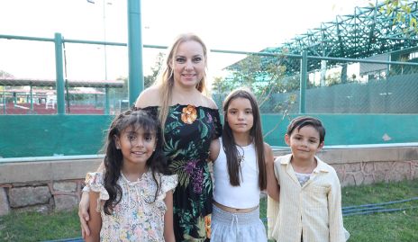  Isabella Torres, Vanessa Villalba, Emma Villalba y Dante Villalba.