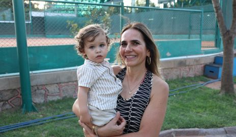  Lucca Aguirre con su abuela Elsa Villalba.