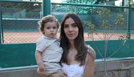 Elsa Santoyo con su hijo Lucca Aguirre.