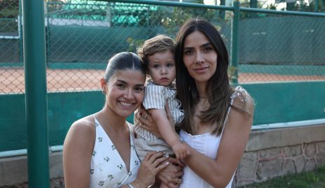  Ana Sofía Santoyo, Lucca Aguirre y Elsa Santoyo.