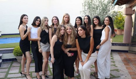  Isabella Burberg con sus amigas.
