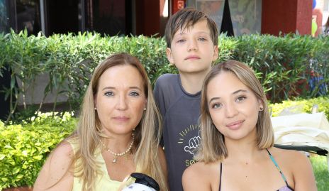  Nelly Ramírez con sus hijos José Carlos y Silvana Martínez.