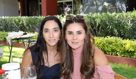  Moni Villanueva y Claudia Pérez.
