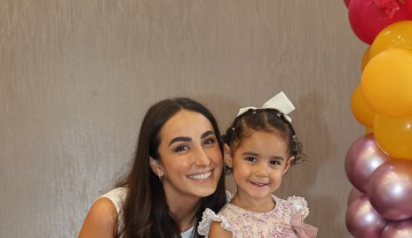  Isabel Torres con su sobrina.