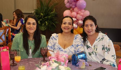  María Esther Torres, Gloria Torres y Mariana Torres.