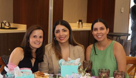  Ana Paty Meade, Valeria Flores y Laura González.
