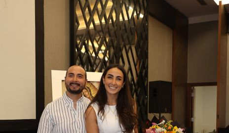  Daniel Hernández con su prometida Isabel Torres y Lucía.