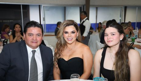  Alan Amparán, Elizabeth Wonnis e Isabel Amparán.