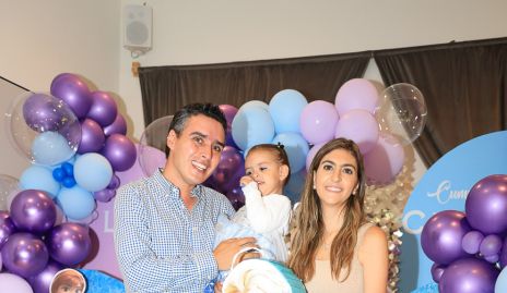  Xavier Azcárate y Patricia Gómez con sus hijas Lucila y Cayetana.