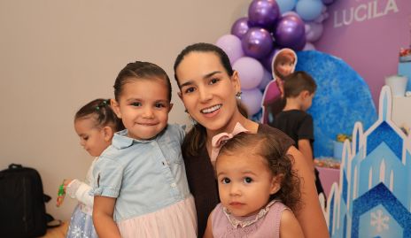  Sandra Villalobos con sus hijas Xaviera y Emilia.