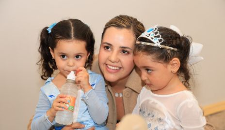  Ani Gómez con Macarena y Cayetana.