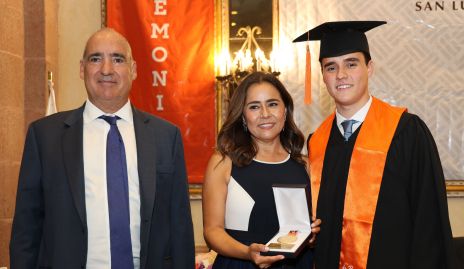  Ricardo Raymond y Laura Acosta con su hijo José María quien obtuvo la Medalla Semper Altus.
