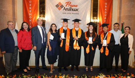  José María Raymond, Tamara León y Javier Alfonso Hurtado, los graduados que recibieron el máximo reconocimiento, la medalla Semper Altus, con sus papás y Víctor Martínez Director de Prepa Anáhuac.