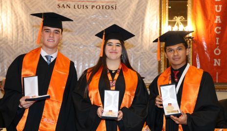  José María Raymond, Tamara León y Javier Alfonso Hurtado, los graduados que recibieron el máximo reconocimiento, la medalla Semper Altus.