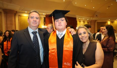  Emilio Heinze y Michelle Zarur con su hijo Emilio.