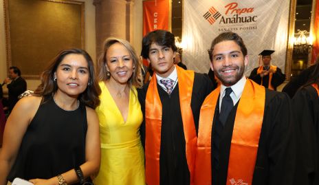  Lorena Torres y Alma Durón con sus hijos Daniel y Franco.