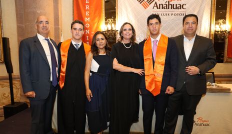  Los padrinos de la Generación 2025, Ricardo Raymond y Laura Acosta, Marcela Payán y Roberto Silva con sus hijos José María y Marcelo.