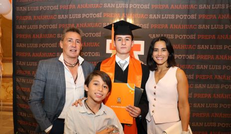  Víctor Moctezuma y Anilú Enríquez con sus hijos Mateo y Víctor.