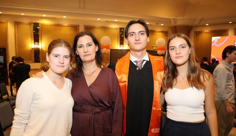  Sandra Morelos Zaragoza con sus hijos Emilia, Guillermo y Lorenza Humara.
