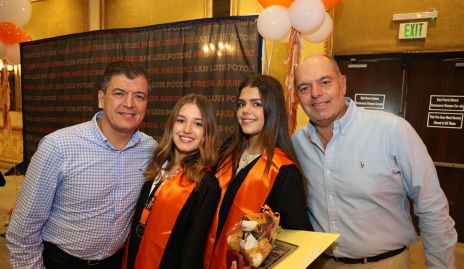  Javier Delgado y César Morales con sus hijas Anna Astrid y Yezmín.