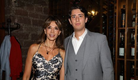 Cecilia de los Santos con su hijo Diego Acosta.