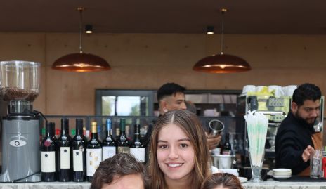  Andrew Delgado, Anna Astrid Delgado y Fer Paredes.